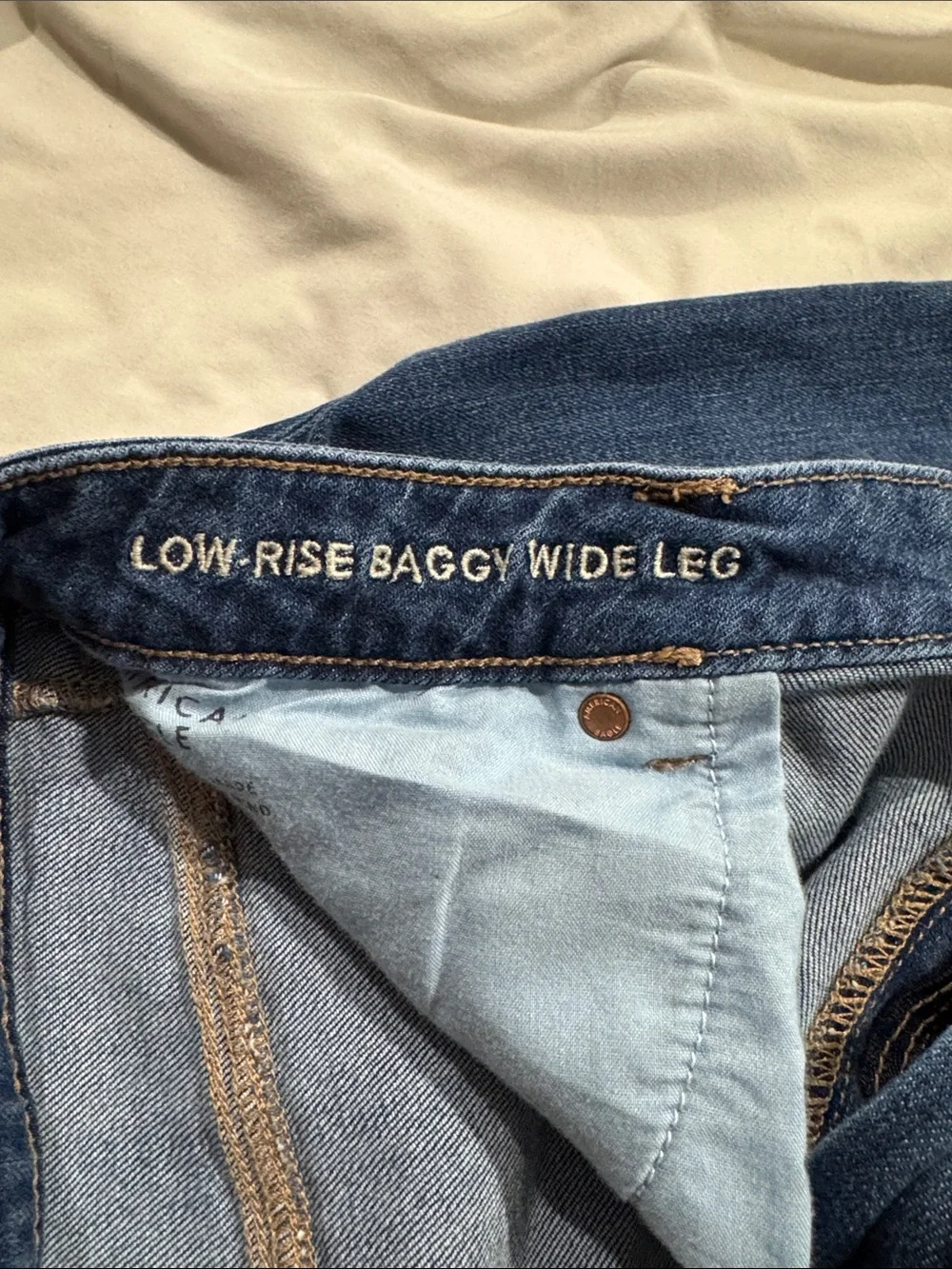 American Eagle Baggy Wide-Leg Women's Jeans in Medium Wash